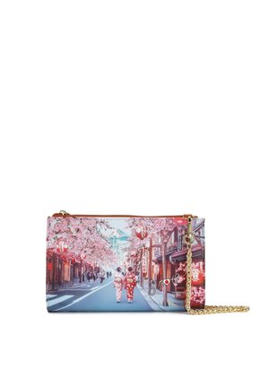 Pochette con scena di strada raffigurante due persone in kimono che passeggiano sotto fiori di ciliegio, lanterne e edifici tradizionali, con catena dorata attaccata.