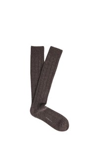 Calze a coste fino al ginocchio in misto lana marrone scuro. Presentano una texture morbida con punta rinforzata e dettaglio con marchio sulla suola.
