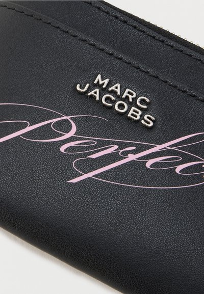 Μαύρο δερμάτινο πορτοφόλι με ασημένιο λογότυπο Marc Jacobs και ροζ κείμενο σε καλλιγραφική γραφή "Perfect", με ραμμένη λεπτομέρεια και φερμουάρ στο άκρο.