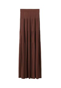 Jupe maxi plissée marron avec une large taille, dotée de panneaux de tissu verticaux et froncés pour une silhouette fluide.