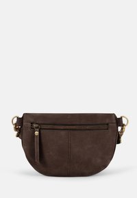 Hnědá kožená crossbody taška zaobleného tvaru, s přední kapsou na zip, zlatým kováním a hladkým, matným povrchem.