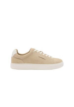 Sneaker beige in camoscio a basso taglio con lacci bianchi, suola bianca e linguetta bianca sul tallone, vista laterale su sfondo bianco.