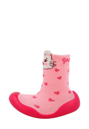 Calcetín rosa para toddler con corazones rojos, una cara de gato cerca del puño y una suela de goma roja para uso en interiores.