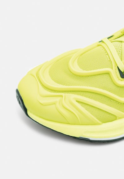 adidas by Stella McCartney ULTRABOOST SPEED - Hardloopschoenen voor op de weg - shock slime/core black