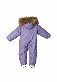 Lila vinteroverall med huva fodrad med päls och björnimitationer. Har elastiska ärmslut och remmar för säker passform. Fodrad för att hålla värmen.