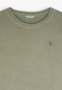 Olijfgroen katoen T-shirt met een ronde hals en korte mouwen. Kenmerkt zich door een klein, geborduurd doodskoplogo op de borst. Zachte textuur.