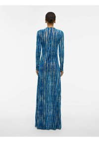 Robe longue ajustée en tissu semi-transparent dans des nuances de bleu. Des rayures verticales et un motif texturé créent une silhouette fluide.