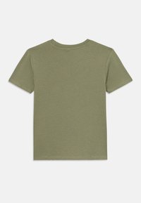 Kurze-T-Shirt in Olivgrün, aus weichem Stoff gefertigt. Verfügt über einen klassischen Rundhalsausschnitt und einen geraden Schnitt, mit minimalen Nahtdetails.