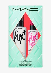 MAC Fix+ setting sprays i en turkis boks. Inneholder to flasker: en hvit med svart skrift og en hvit med rosa skrift.