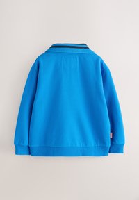 Felpa leggera blu con collo a coste con una striscia blu navy, maniche lunghe e bordo a coste, con un colore uniforme e pulito.