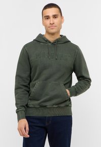 Grøn hoodie i bomuldsblanding med front-kængurulomme, snøre i huen og præget "MUSTANG"-logo på brystet.