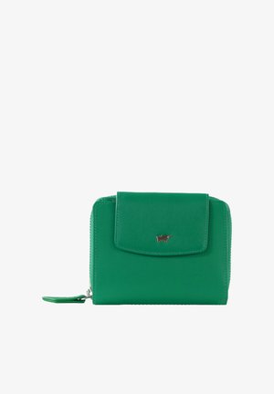 Cartera de cuero verde con solapa frontal, cierre de cremallera y un pequeño logotipo de metal como acento. Presenta una textura suave y forma rectangular.