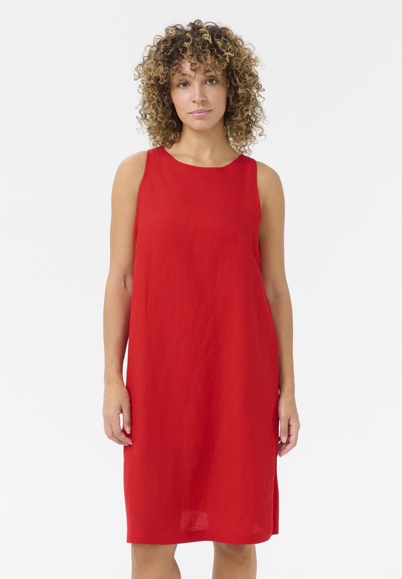 Rochie din in roșu, fără mâneci, cu decolteu rotund, croi lejer și lungime până la genunchi, având o textură netedă și un design minimalist.