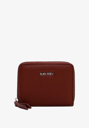 Portefeuille en cuir rouge avec une surface texturée, fermeture éclair et logo argenté "SURI FREY" à l'avant. Forme rectangulaire compacte.