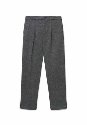 Pantaloni eleganti grigio scuro con passanti per cintura, pieghe frontali e chiusura con bottone in vita, stesi su sfondo bianco.