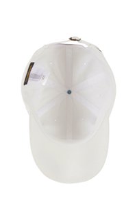Hvit baseballcaps med et mykt stoffmateriale på utsiden, rund krone og buet skjerm. Innvendig foret med en hvit band og ventilasjons hull.