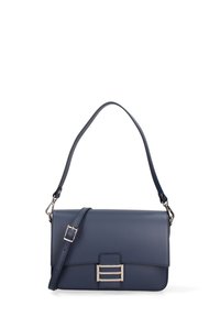 Navyblauwe rechthoekige leren handtas met een verstelbare schouderriem en een zilveren rechthoekige gesp op de sluitflap.