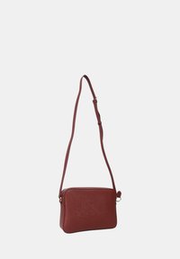 Borsa a tracolla rossa in finta pelle di forma rettangolare, con tracolla regolabile e chiusura con zip. Texture liscia con accenti minimi.