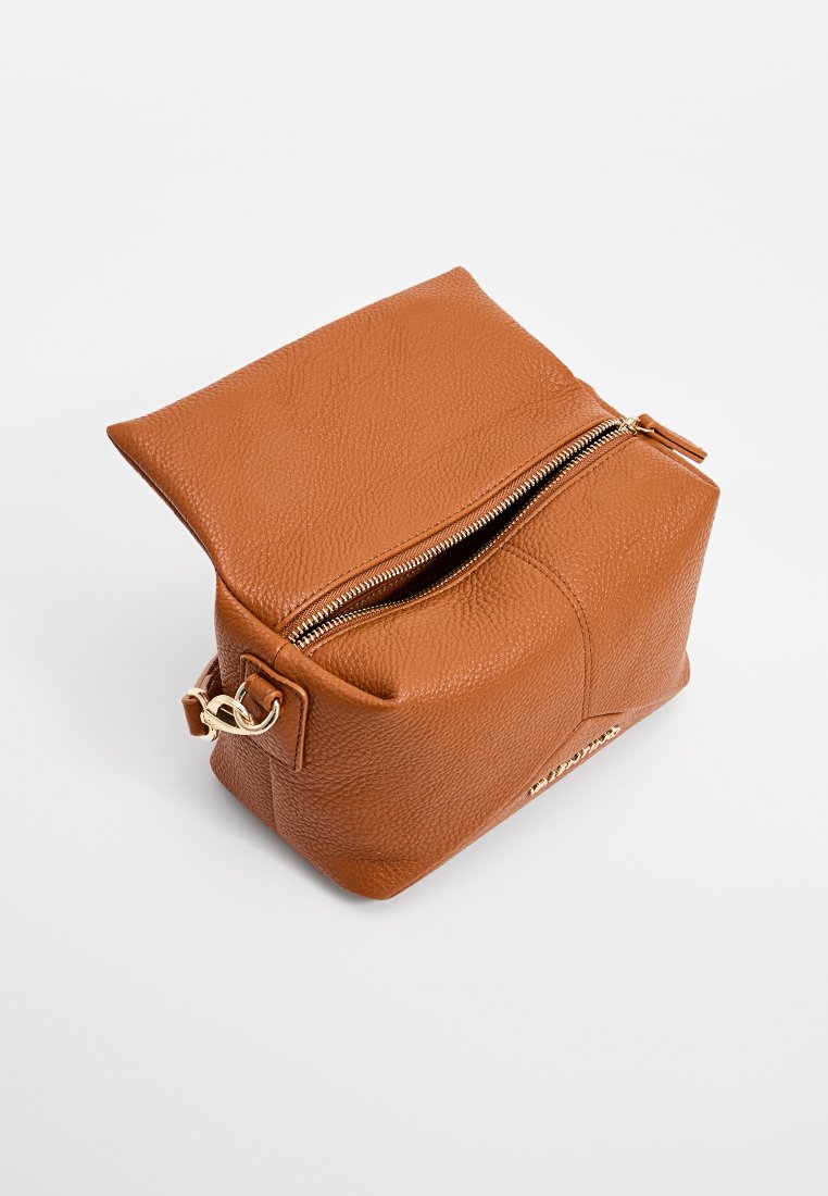 Sac en cuir texturé marron avec fermeture éclair, de forme rectangulaire, et un accent en métal doré sur le côté pour attacher.