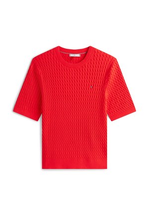 Červený pletený svetr s krátkými rukávy s texturovaným vzorem a malým logem na levé straně hrudi, s kulatým výstřihem.