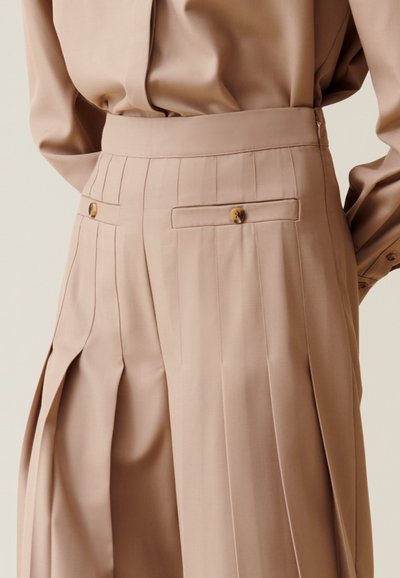Jean Claudie Pierlot Patiné Gris Taille 36fr - Coupe Slim, Très Bon état, Idéal Pour Un Look Quotidien