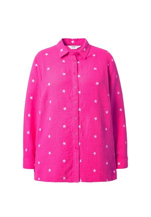 Langarmige roze shirt, gemaakt van gekreukte stof, met witte sterrenpatronen en een knoopsluiting aan de voorkant met een klassieke kraag.