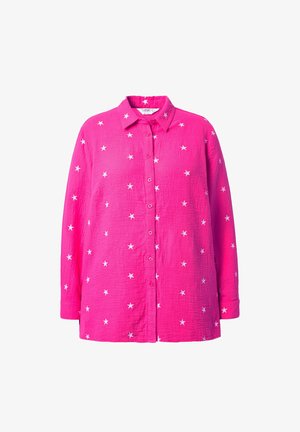 Camicia a maniche lunghe rosa, realizzata in tessuto stropicciato, con fantasie a stelle bianche e chiusura con bottoni sul davanti, dotata di un colletto classico.