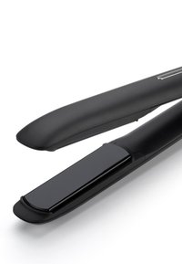 Schwarzer Haarglätter mit glattem, mattem Finish. Verfügt über abgerundete Kanten, glatte Keramikplatten und ein einfaches ergonomisches Design.