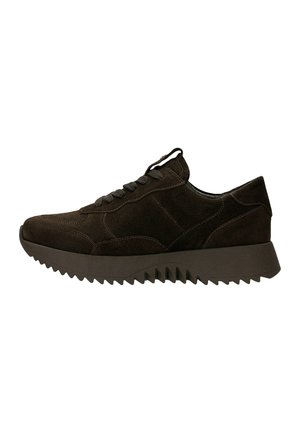 Dunkelbrauner Veloursleder-Low-Top-Sneaker mit dicker profilierten Sohle und Schnürverschluss, Seitenansicht auf weißem Hintergrund.