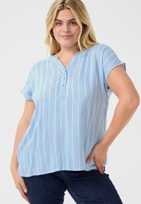 Blusa de manga corta azul claro con rayas verticales color crema, cuello Henley y tres botones, hecha de una tela suave y lisa.