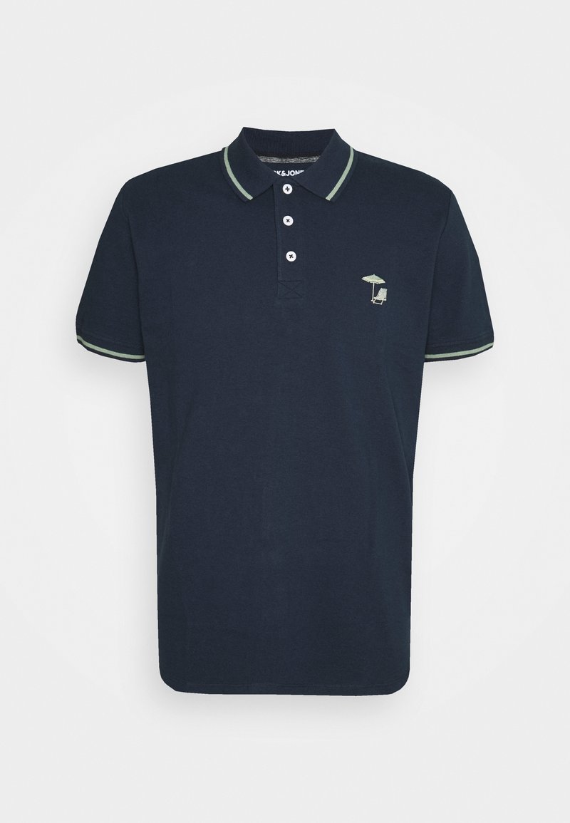 Polo bleu marine avec une garniture vert clair au col et aux manches, trois boutons, et une petite broderie parapluie et chaise sur le côté gauche de la poitrine.