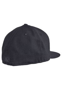 Cappello da baseball nero aderente visto da dietro, con fori di ventilazione cuciti e un piccolo logo MLB vicino all'area del cinturino regolabile.