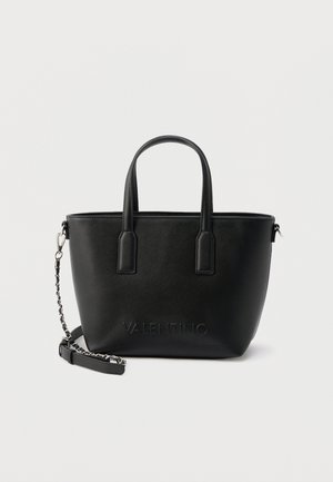 Geantă tote Valentino din piele neagră, cu două mânere și o curea detașabilă pentru umăr, din lanț și piele, pe fundal alb.