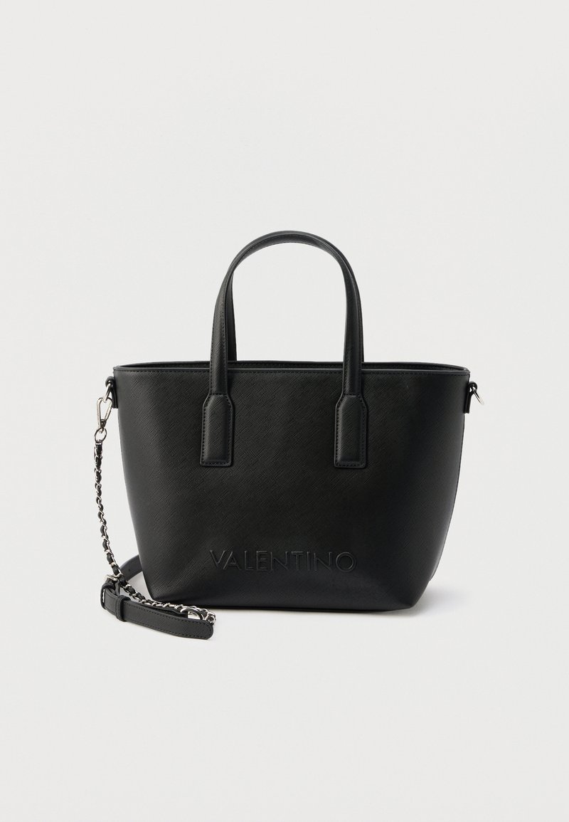 Černá kožená taška Valentino s dvěma uchy a odnímatelným řetízkovým a koženým ramenním popruhem na bílém pozadí.