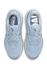Scarpe da corsa Nike blu chiaro con tomaia in rete, soletta bianca, lacci allacciati e etichetta "RUN structure 26" sulla linguetta.