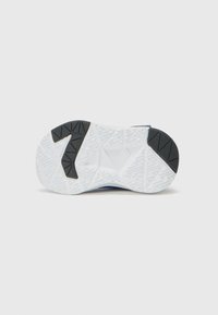 Semelle de sneaker blanche avec un accent en caoutchouc noir. Présente des motifs de traction géométriques et le grand chiffre "7" au niveau du talon.