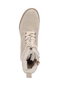 Botte en suede beige avec doublure en fausse fourrure, bout rond et design à six œillets à lacets ; présente une semelle en caoutchouc cousue et une languette à l'arrière.