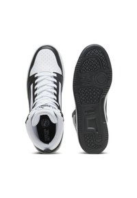 Baskets montantes noir et blanc avec un bout perforé, des lacets blancs et une semelle noire texturée. Présente le logo de la marque et le texte "FOREVER BETTER".