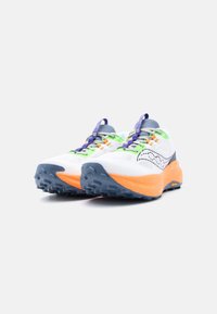 Λευκά αθλητικά παπούτσια με πορτοκαλί ενδιάμεσα πέλματα, πράσινες και πορτοκαλί λεπτομέρειες, σόλες σκούρου μπλε και μωβ θηλιές στο πίσω μέρος με κορδόνια, στραμμένα προς τα δεξιά.