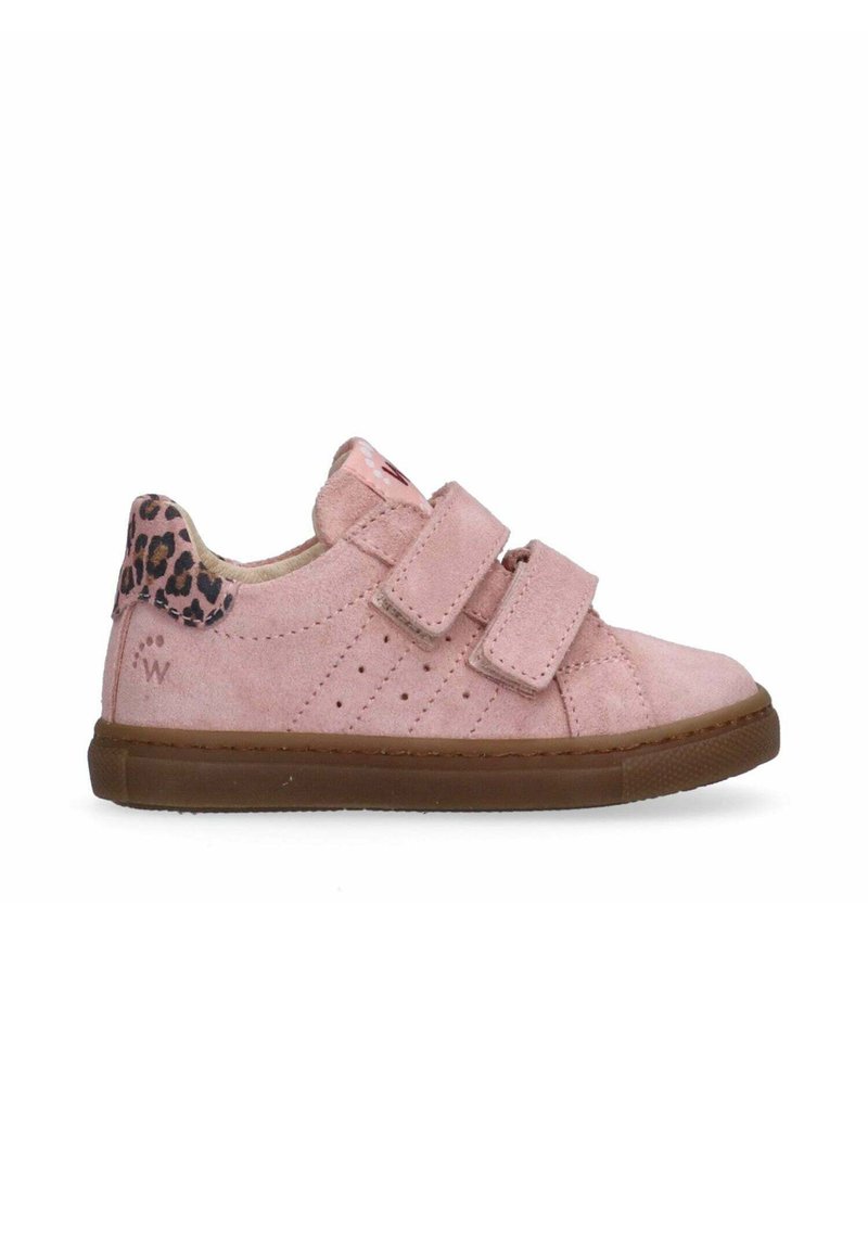 Sneakers in suede rosa con doppi strap in Velcro, dettagli in stampa leopardata sul tallone e suola in gomma marrone. Design perforato sul lato.