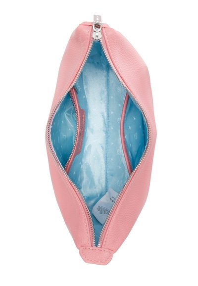 Roze leren etui met structuur en een zilveren ritssluiting, die een lichtblauwe binnenkant onthult met subtiele gedrukte patronen en een stoffen label.