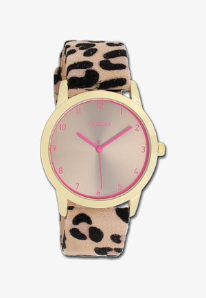 Montre ronde avec un boîtier doré, un cadran rose et un bracelet en suède à imprimé léopard. Elle dispose d'index des heures minimalistes et d'aiguilles des heures et des minutes roses.