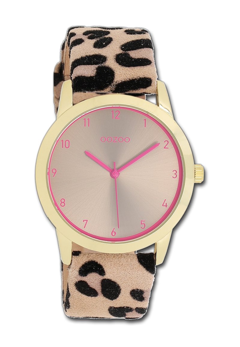 Montre ronde avec un boîtier doré, un cadran rose et un bracelet en suède à imprimé léopard. Elle dispose d'index des heures minimalistes et d'aiguilles des heures et des minutes roses.