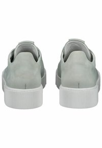 Graue Lederschuhe mit glatter Oberfläche, runder Form, elastischen Fersenlaschen und weißen Gummisohlen mit vertikalen Rillen.