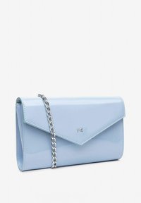 Lichtblauwe lakleren clutch met een driehoekige flap, zilveren kettingriem en een klein logo op de voorkant.