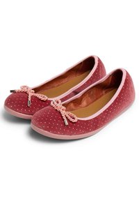 Ballerine rosse con pois, dalla tomaia in tessuto morbido, rifiniture rosa e un fiocco decorativo in corda con accenti metallici.