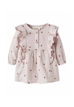 Robe bébé rose clair à manches longues avec petits imprimés de pommes rouges, détails froncés sur le devant et les manches, et deux boutons en bois au niveau de l'encolure.