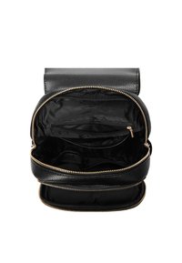 Zwarte leren rugzak met een gestructureerde buitenkant, gouden rits, en een ruime binnenkant met meerdere compartimenten en een ritsvak.