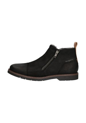 Schwarze Leder-Stiefelette mit seitlichem Reißverschluss, strukturierten Oberflächen, braunem Sohlenstich und einem cognacfarbenen Lederziehband hinten.