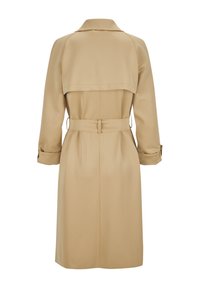Beige Trenchcoat mit doppelter Knopfleiste, breiten Revers und tailliertem Gürtel, in mittellanger Schnittführung und mit langen Ärmeln.